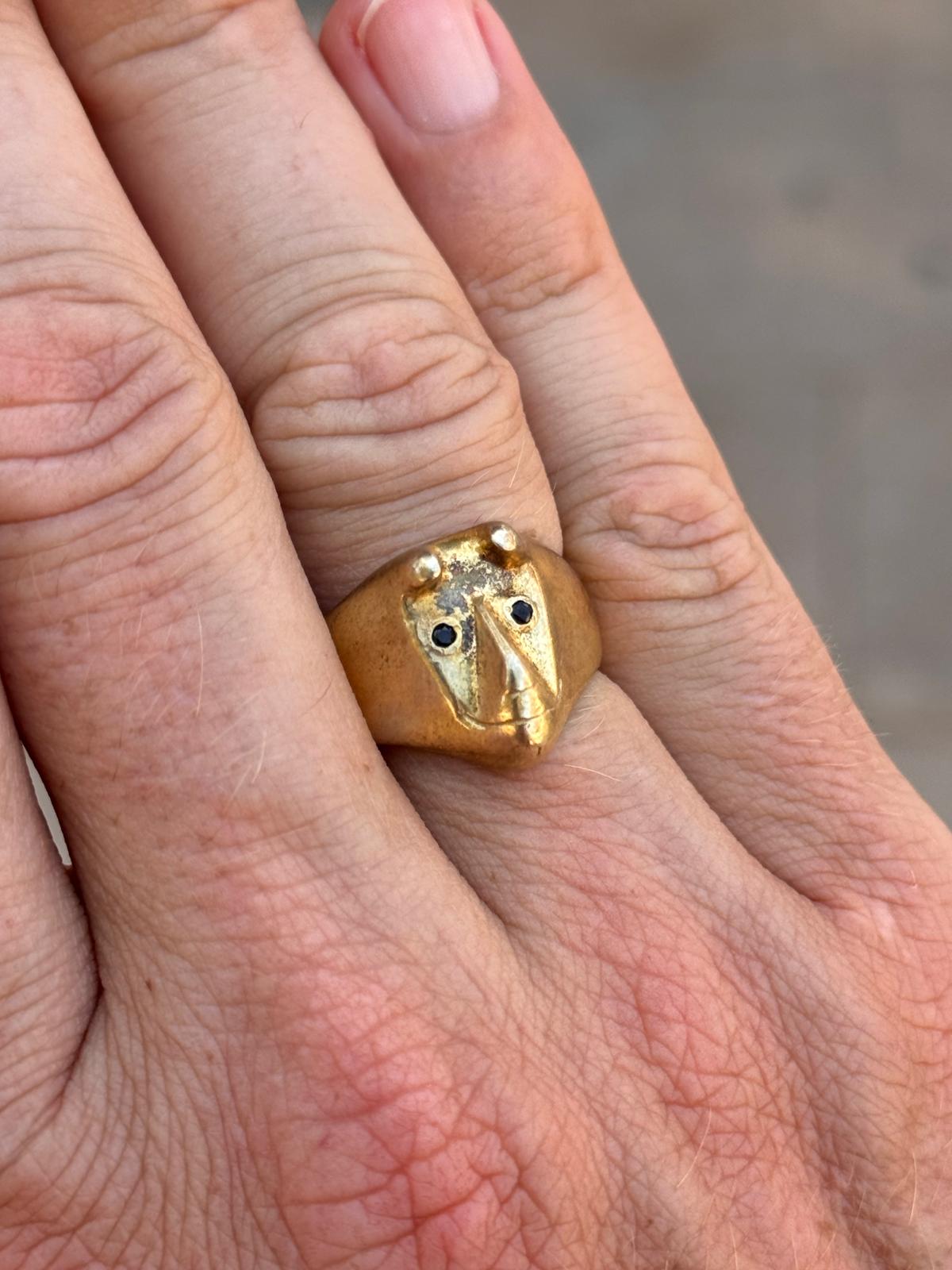 Mein goldener Ring mit dem kleinen lächelnden Löwen an meiner Hand