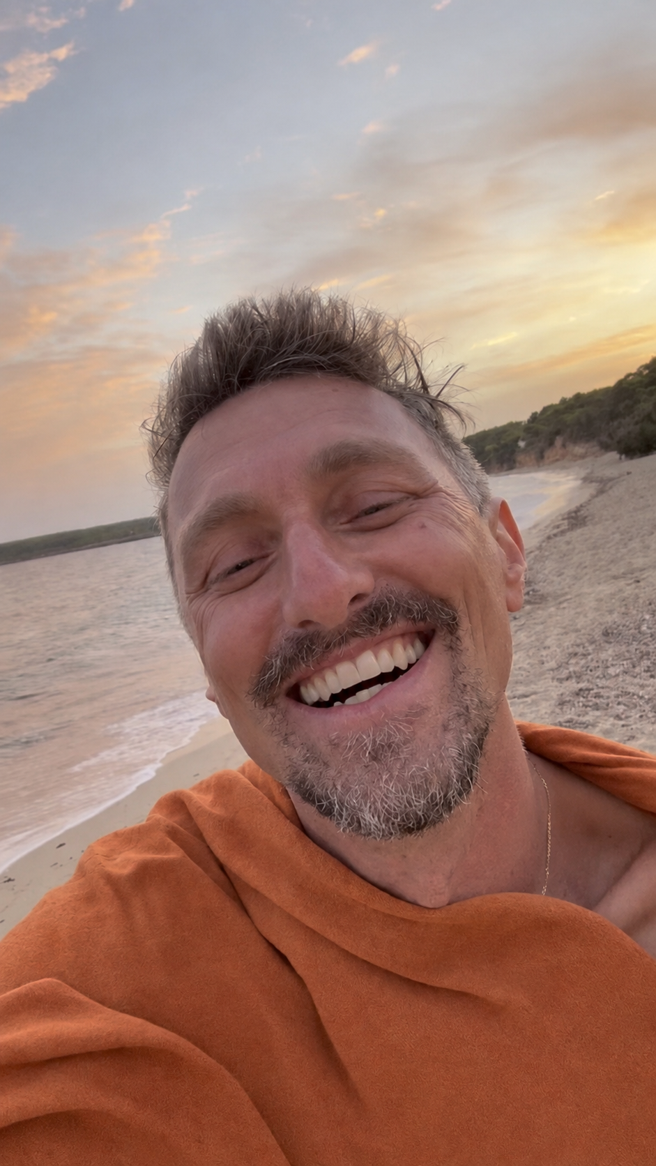 Chris lacht am Strand