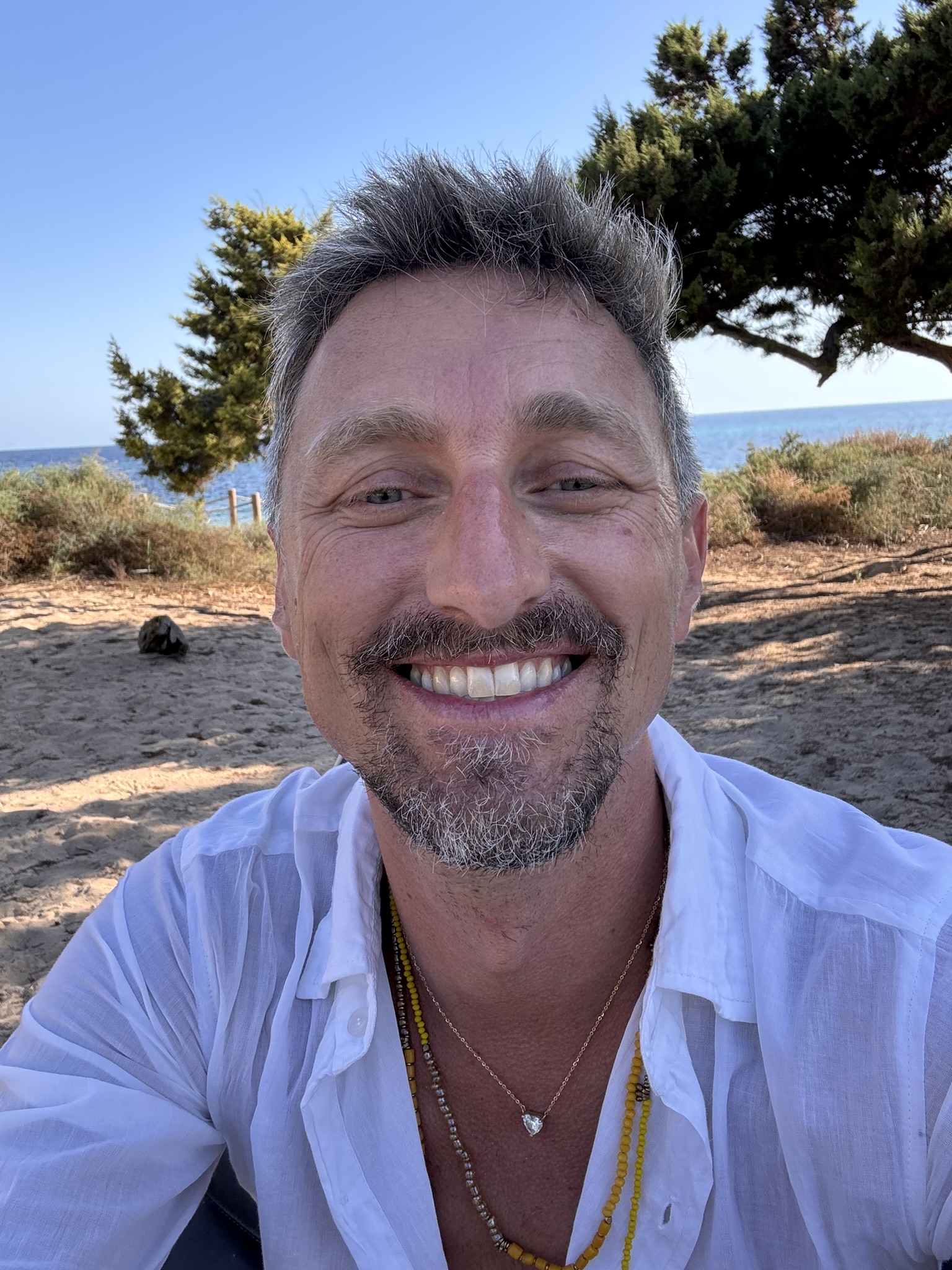 Chris lächelt offen am Meer
