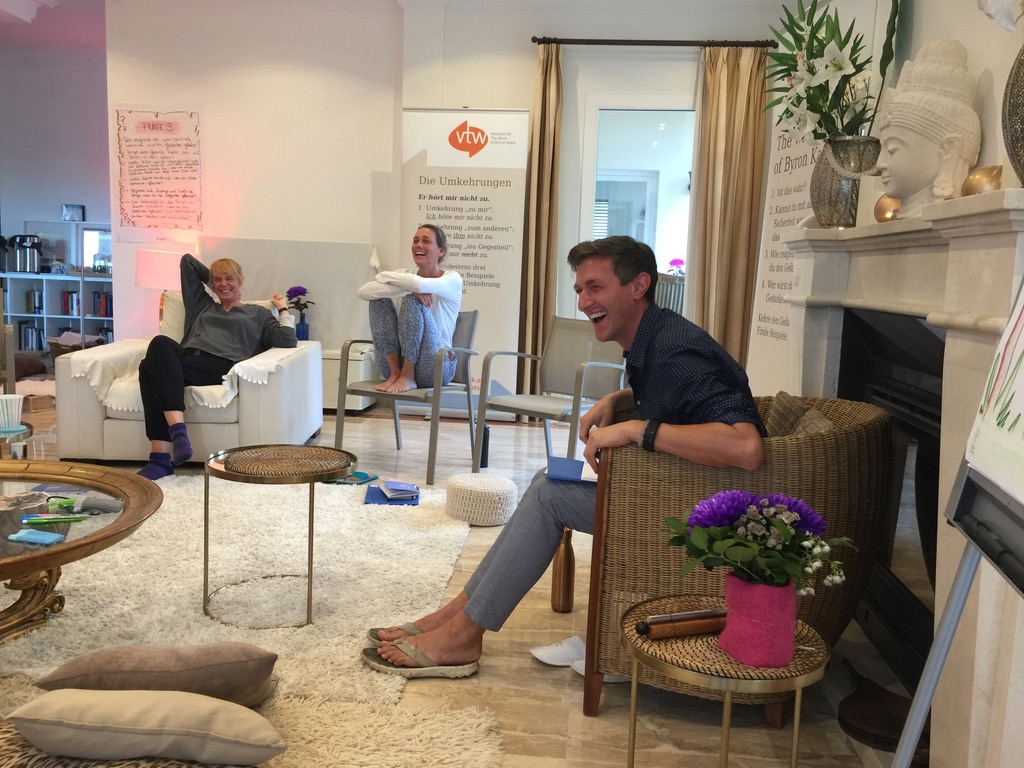 Chris lacht gemeinsam mit Teilnehmerinnen während einer The-Work-Ausbildung in der Villa Bendinat