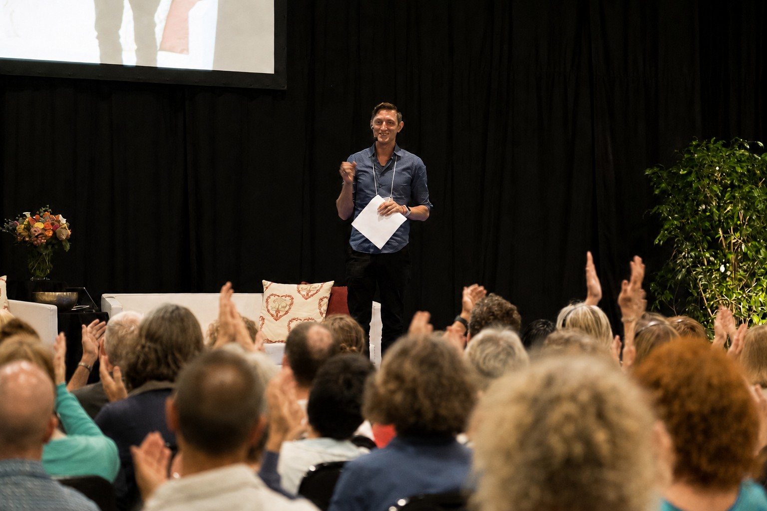 Ein begeistertes Publikum applaudiert Chris bei seinem Vortrag in Engelberg