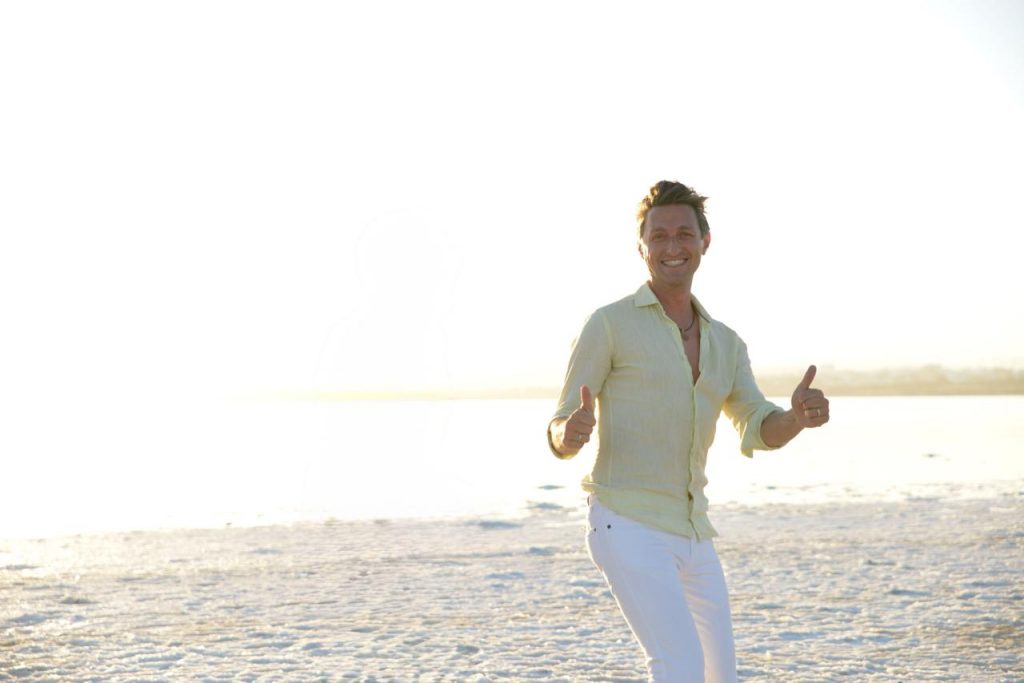Chris Spieler am Strand im Sonnenlicht – The Work, Meditation und Retreats für Tiefe, Klarheit und Liebe