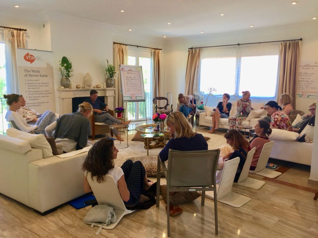 Gruppe von Menschen in einem hellen Raum während eines Retreats mit Chris Spieler – achtsame Atmosphäre, gemeinsames Erforschen mit The Work of Byron Katie.