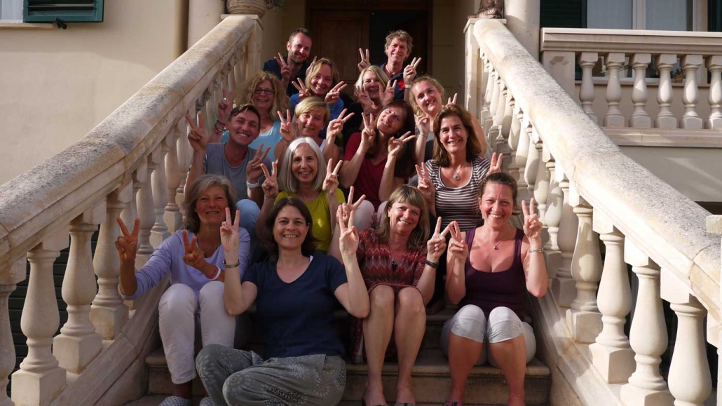 Gruppenfoto auf der Treppe – Freude & Verbindung